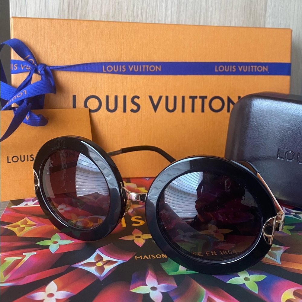 VINTAGE Louis Vuitton Round Black Sunglasses